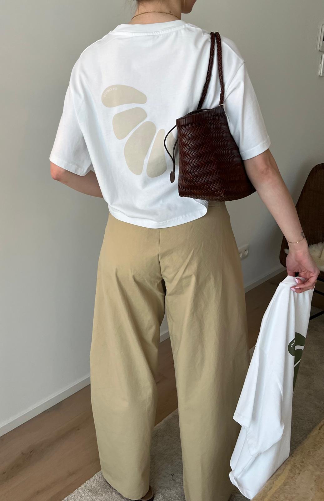 Ro Essentials t-shirt beige tone-on-tone look